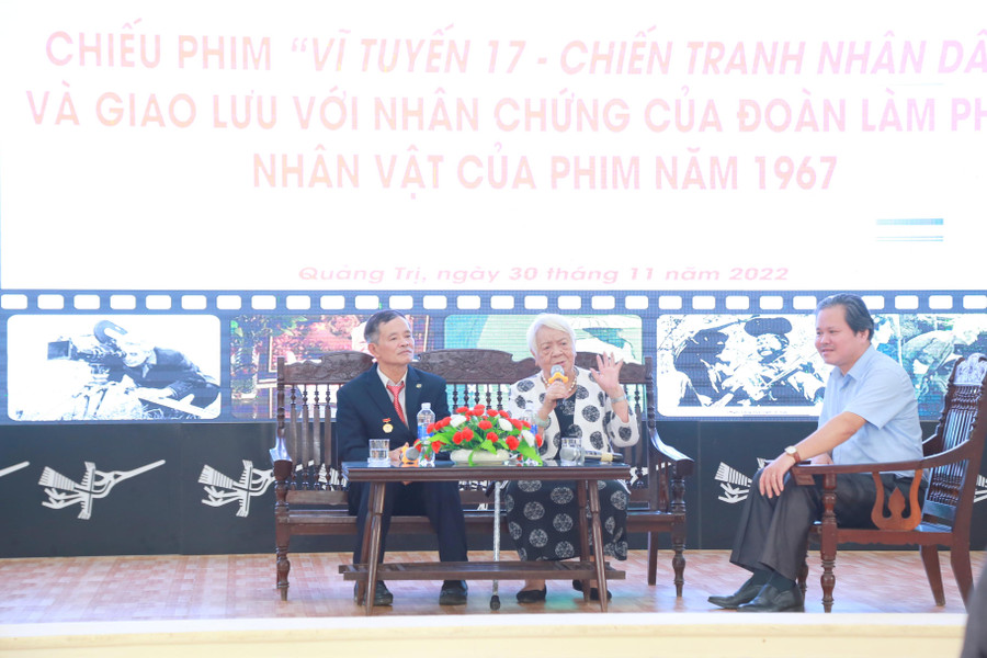 Các nhân chứng lịch sử giao lưu với học sinh và giáo viên. Các nhân chứng lịch sử giao lưu với học sinh và giáo viên.
