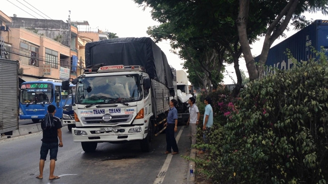 Chiếc xe tải cũng bị móp méo sau va chạm