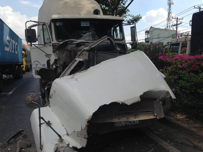 Chiếc xe đầu kéo bị vỡ nát phần đầu