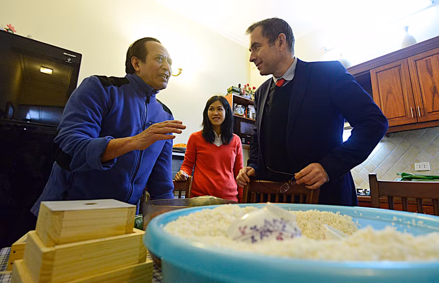 Bà nội của đại sứ vốn là người Hội An (Quảng Nam), từ bé Jean-Noël Poirier vẫn thường đến nhà ông bà mình ở Saint Malo, Brittany, phía tây nước Pháp, để xem những bức ảnh kỷ niệm về Việt Nam. Sau đó ông thi đỗ vào Bộ Ngoại giao Pháp và có nhiều năm công tác tại Việt Nam.