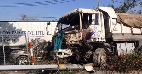 Xe ben rách bươm sau khi tông vào dải phân cách