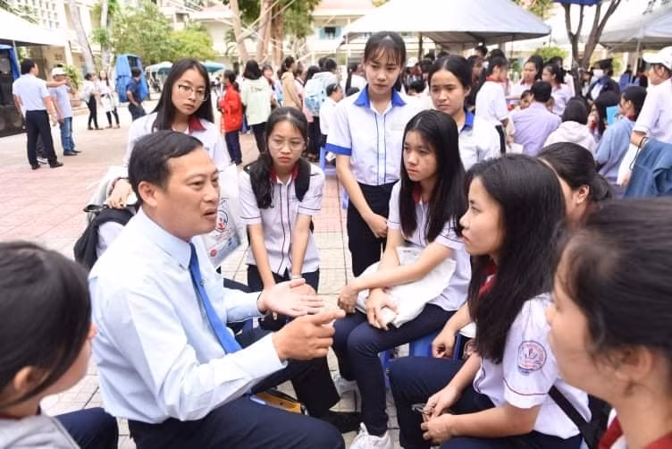 Giáo viên tư vấn cho học sinh cuối cấp về lựa chọn môn thi.