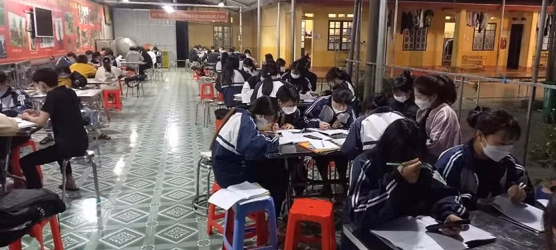 Học sinh khối 12 Trường THPT số 1 Bắc Hà (Bắc Hà, Lào Cai) ôn tập buổi tối. Ảnh: NTCC