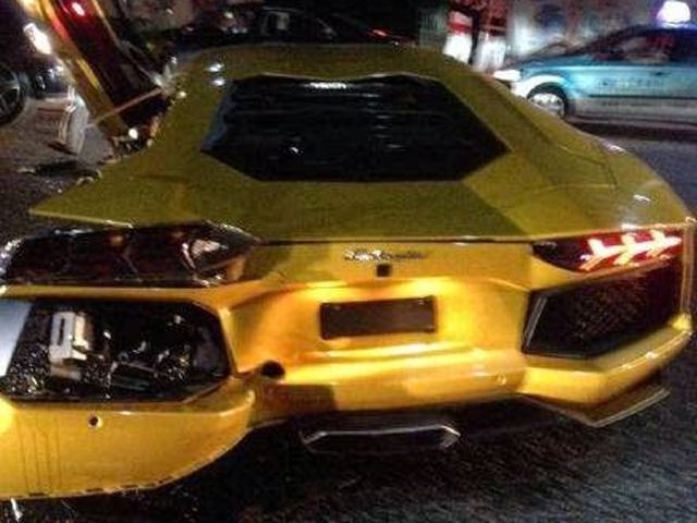 Siêu xe Lamborghini Aventador nát bét trong ngày Tết vì... bò ảnh 3 Bánh và trục sau bên trái của chiếc Lamborghini Aventador màu vàng long hẳn ra.