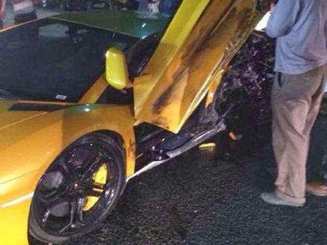 Siêu xe Lamborghini Aventador nát bét trong ngày Tết vì... bò ảnh 2 Hông bên trái của chiếc Lamborghini Aventador bị nát bét.