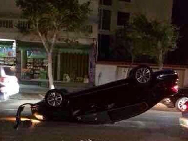 Siêu xe Lamborghini Aventador nát bét trong ngày Tết vì... bò ảnh 1 Chiếc sedan màu đen bị lật ngửa trong vụ tai nạn.