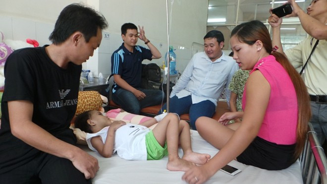 Bé Ngân bên cạnh cha ruột cùng cha mẹ nuôi là chị Nhàn và anh Hưng (áo trắng). Bé Ngân bên cạnh cha ruột cùng cha mẹ nuôi là chị Nhàn và anh Hưng (áo trắng).