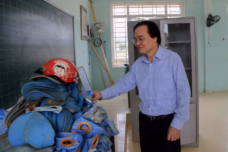 Bộ trưởng Bộ GD&amp;ĐT ngậm ngùi trước những thiệt hại về cơ sở vật chất dạy – học tại Trường Tiểu học Hàm Ninh (huyện Quảng Ninh, Quảng Bình). Ảnh: Thế Đại