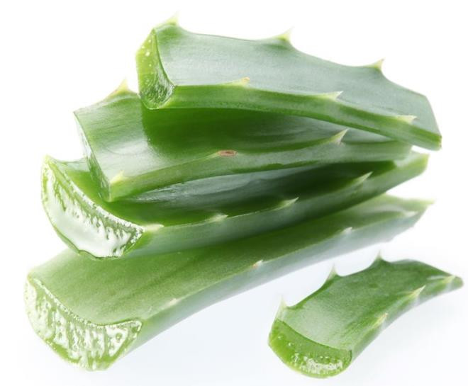 Dùng nha đam: Nha đam chứa chất có tác dụng chữa lành da tự nhiên. Chất chống oxy hóa trong nha đam giúp sửa chữa các tế bào da bị tổn thương và phục hồi mô da. Mặt khác, nha đam cũng rất giàu collagen giúp da mềm mại và đàn hồi hơn. Dùng nha đam: Nha đam chứa chất có tác dụng chữa lành da tự nhiên. Chất chống oxy hóa trong nha đam giúp sửa chữa các tế bào da bị tổn thương và phục hồi mô da. Mặt khác, nha đam cũng rất giàu collagen giúp da mềm mại và đàn hồi hơn.