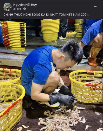 Tiền vệ Hải Huy (Than QN) chia sẻ hình ảnh đi bóc tôm trên trang Facebook cá nhân.