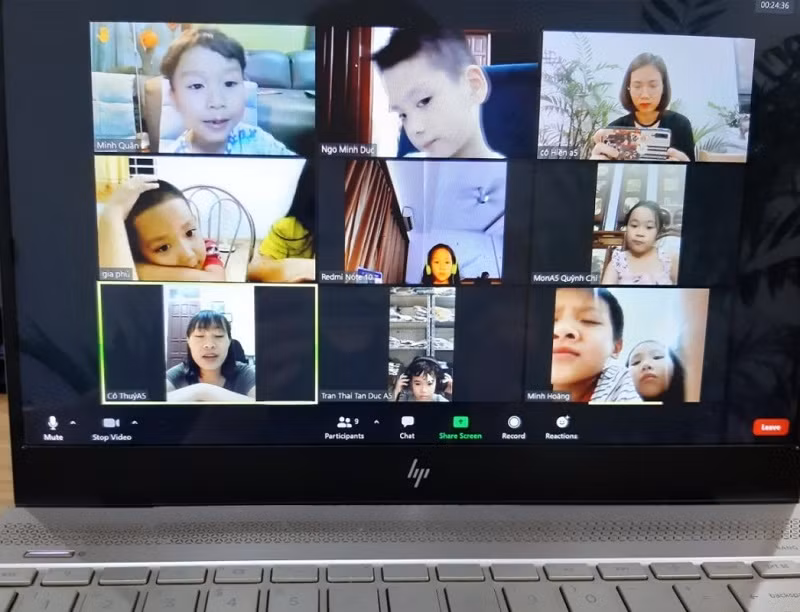 Học sinh Trường Mầm non Newsun học trực tuyến.