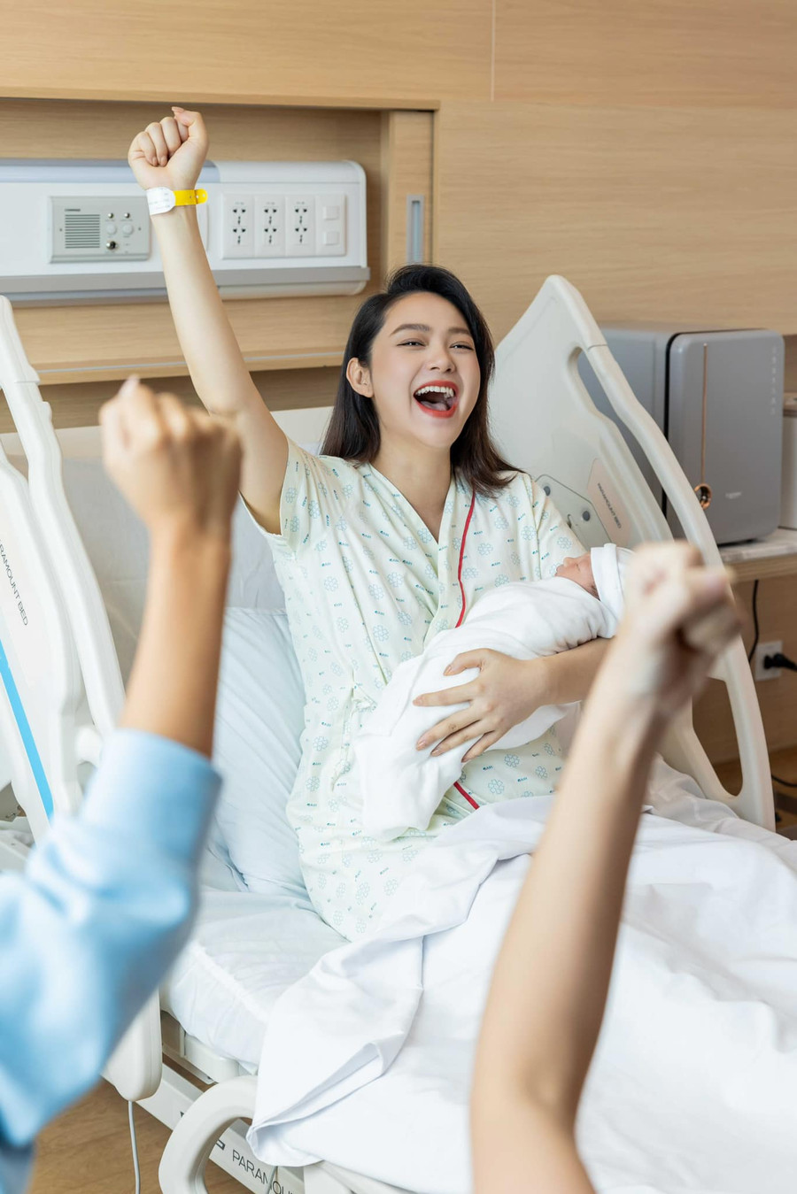 Minh Hằng không giấu nổi niềm hạnh phúc và vui sướng khi hạ sinh con trai đầu lòng.