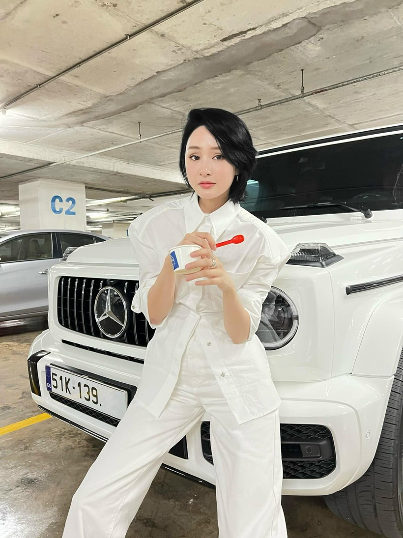 Ca sĩ Hiền Hồ đã tậu chiếc xe Mercedes G63 có giá lăn bánh khoảng 13,5 tỷ đồng. Ca sĩ Hiền Hồ đã tậu chiếc xe Mercedes G63 có giá lăn bánh khoảng 13,5 tỷ đồng.
