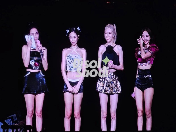 Jisoo, Jennie, Rosé, Lisa biểu diễn dưới cơn mưa nhẹ. Jisoo, Jennie, Rosé, Lisa biểu diễn dưới cơn mưa nhẹ.