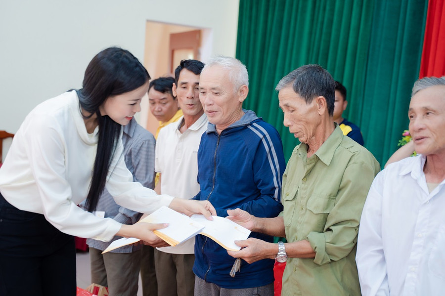 Á hậu Đào Thị Hiền giản dị đi từ thiện tại quê hương Nghệ An.