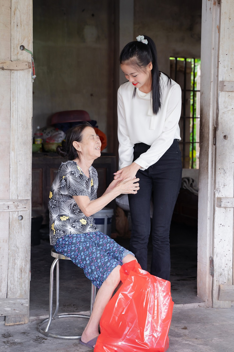 Á hậu Đào Thị Hiền đã đến thăm hỏi và trao tặng các phần quà gia đình bà Nguyễn Thị Thịnh.