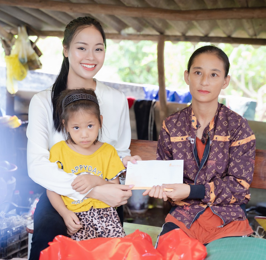 Á hậu Đào Thị Hiền tới thăm và tặng quà gia đình chị Hà - anh Quân.