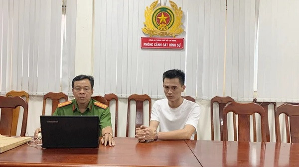 "Trùm buôn siêu xe" Phan Công Khanh bị bắt khẩn cấp vì tội lừa đảo chiếm đoạt tài sản. "Trùm buôn siêu xe" Phan Công Khanh bị bắt khẩn cấp vì tội lừa đảo chiếm đoạt tài sản.