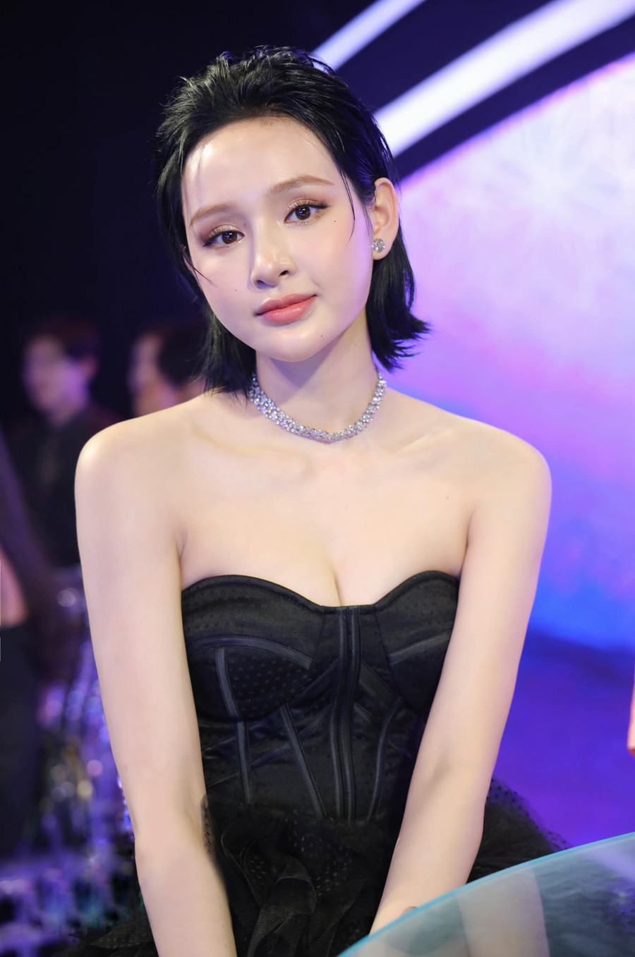 Sau lùm xùm tình ái Hiền Hồ dường như lặn mất tăm. Sau lùm xùm tình ái Hiền Hồ dường như lặn mất tăm.