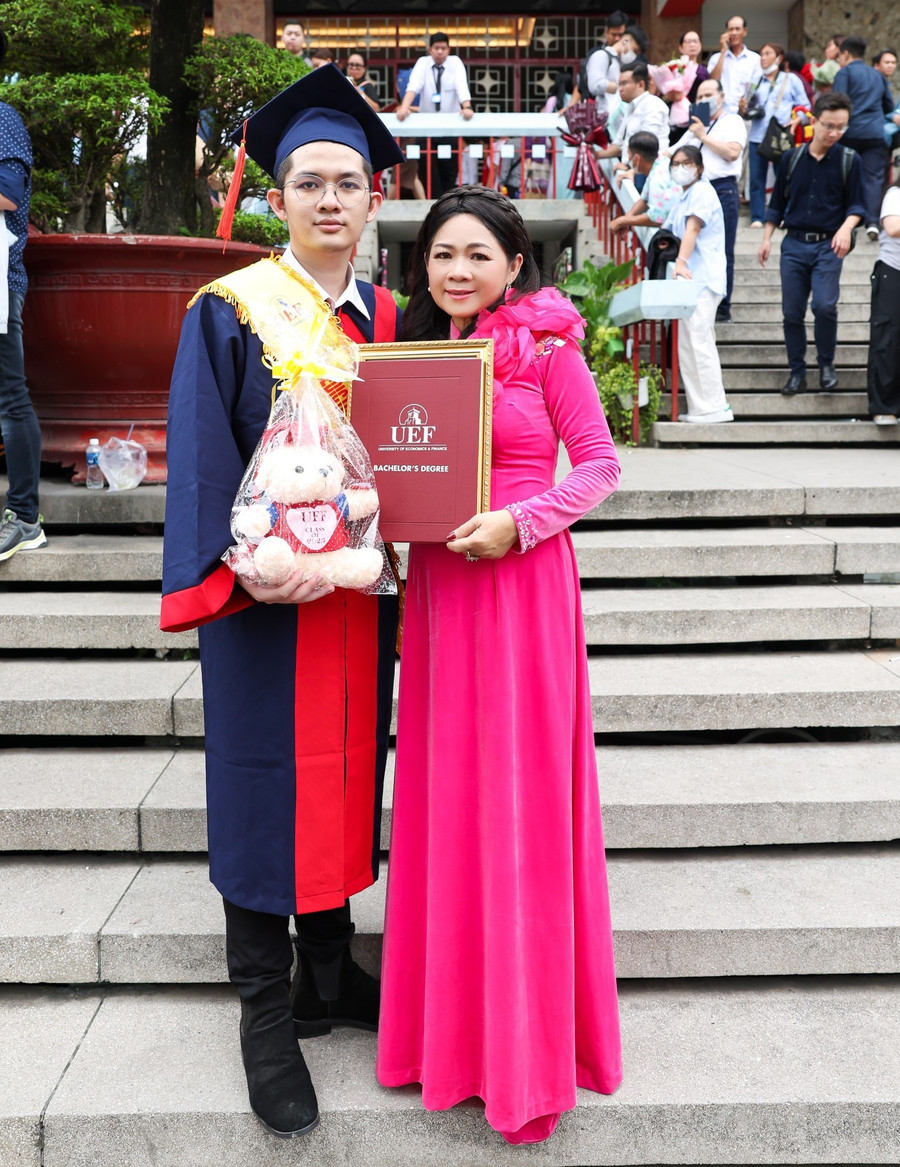 Nguyễn Tuấn Sơn và mẹ trong ngày nhận bằng tốt nghiệp. Nguyễn Tuấn Sơn và mẹ trong ngày nhận bằng tốt nghiệp.