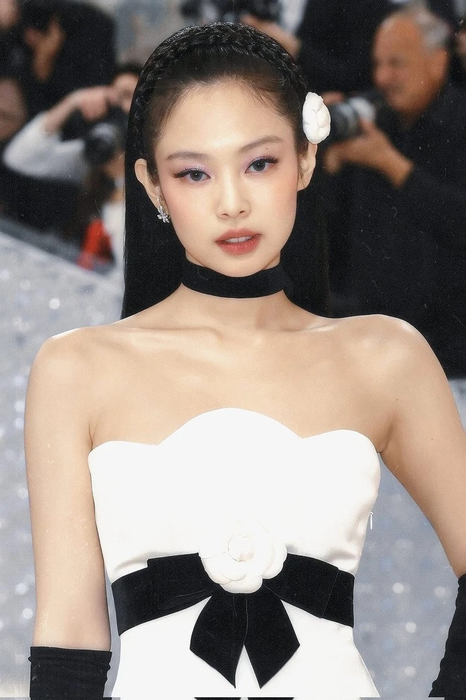 Jennie xuất hiện tại Met Gala với chiếc váy ngắn quây màu trắng nổi bật với vòng cổ màu đen. Jennie xuất hiện tại Met Gala với chiếc váy ngắn quây màu trắng nổi bật với vòng cổ màu đen.