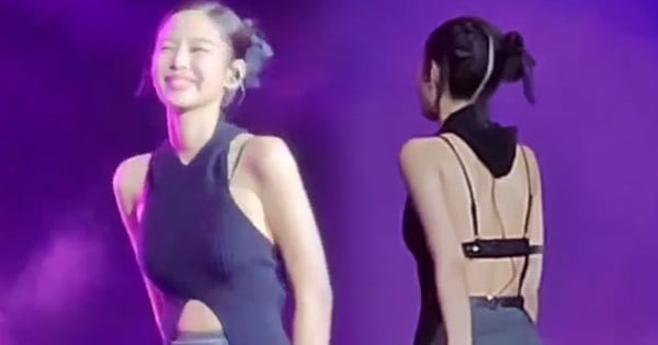 Trước hơn 30 nghìn khán giả, Jennie vẫn bình tĩnh gãi vết muỗi đốt. Trước hơn 30 nghìn khán giả, Jennie vẫn bình tĩnh gãi vết muỗi đốt.