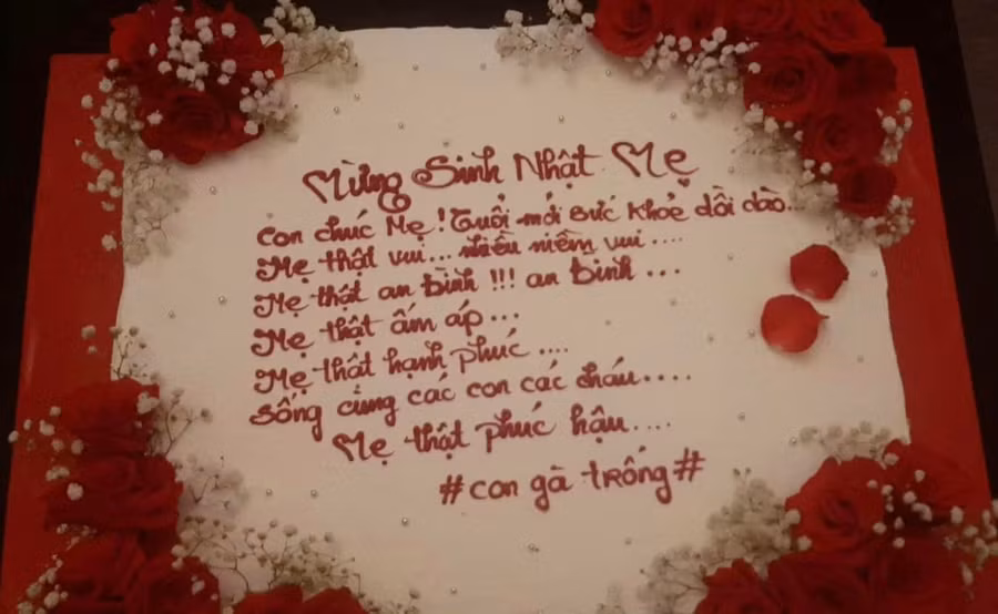 Hình ảnh hoa, bánh, quà... được fan cuồng gửi đến khiến Lý Nhã Kỳ cảm thấy bất an và không còn không gian riêng. Hình ảnh hoa, bánh, quà... được fan cuồng gửi đến khiến Lý Nhã Kỳ cảm thấy bất an và không còn không gian riêng.