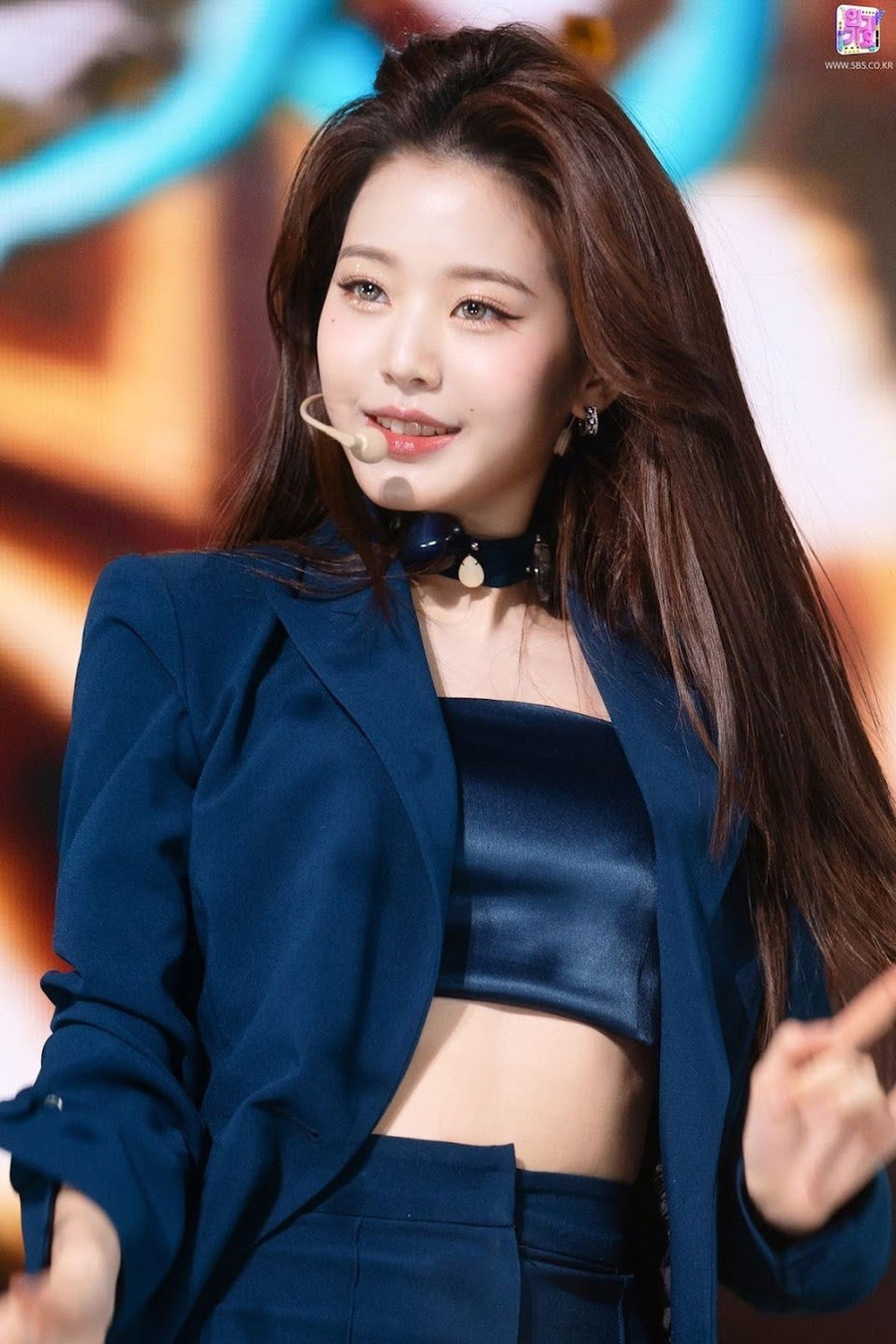 Wonyoung (IZ*ONE): Cùng với việc là maknae của IZ*ONE, Wonyoung còn là vũ công chính, giọng ca phụ và rapper phụ của nhóm.