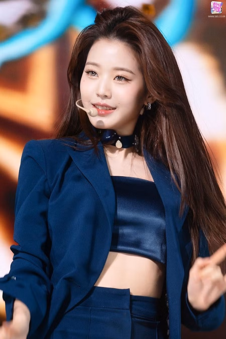 Wonyoung (IZ*ONE): Cùng với việc là maknae của IZ*ONE, Wonyoung còn là vũ công chính, giọng ca phụ và rapper phụ của nhóm.