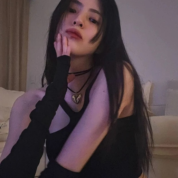 Han So Hee gây sốt với vòng cổ trái tim ánh kim. Han So Hee gây sốt với vòng cổ trái tim ánh kim.