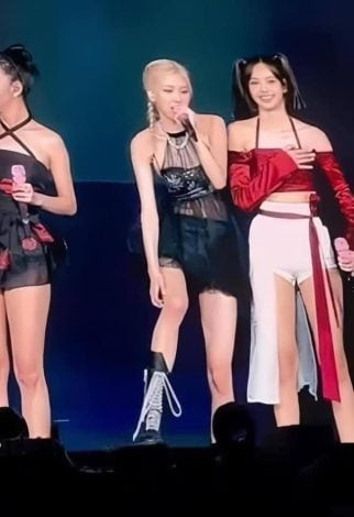 Rosé vẫn vừa gãi ngứa vừa tương tác với người hâm mộ. Rosé vẫn vừa gãi ngứa vừa tương tác với người hâm mộ.