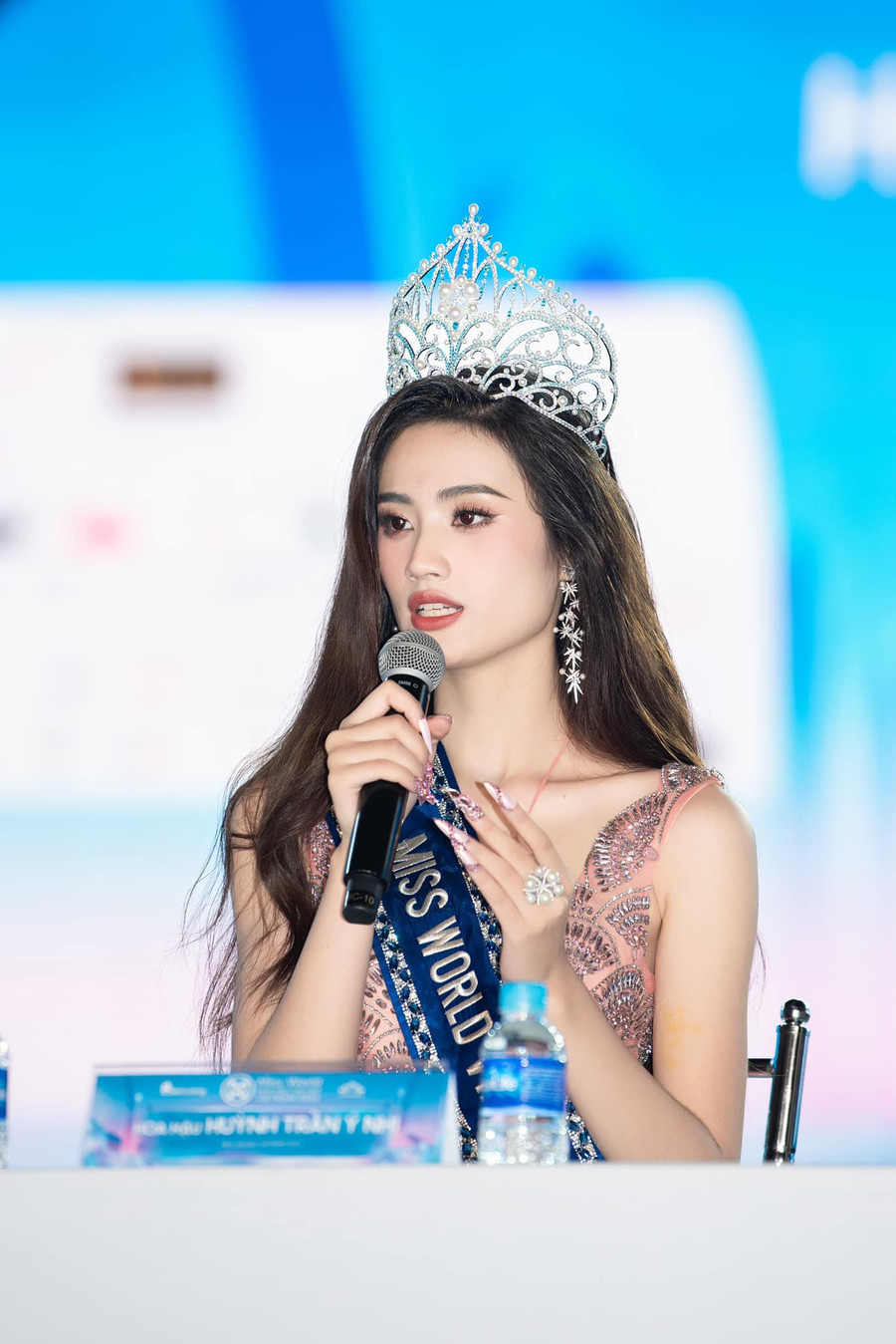 Huỳnh Trần Ý Nhi - đương kim Miss World Vietnam.