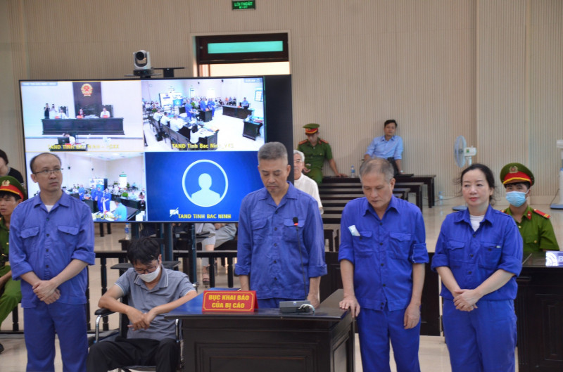 5 bị cáo nguyên là lãnh đạo Công ty Tây Hồ bị truy tố về tội vi phạm quy định về quản lý, sử dụng tài sản Nhà nước gây thất thoát, lãng phí.