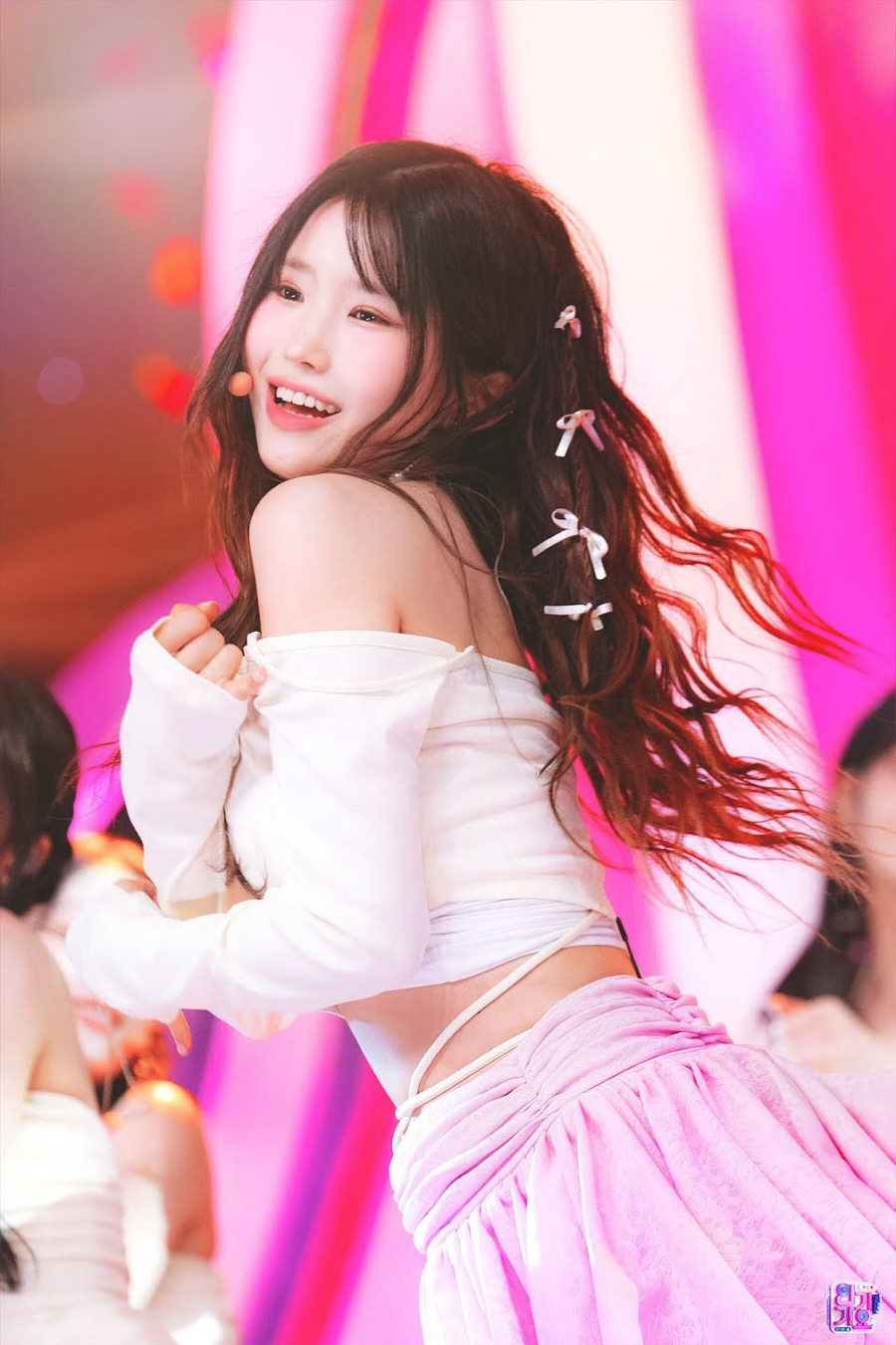 Hayoung (Apink): Cùng với việc là maknae của Apink, Hayoung còn là giọng ca chính và rapper của nhóm.