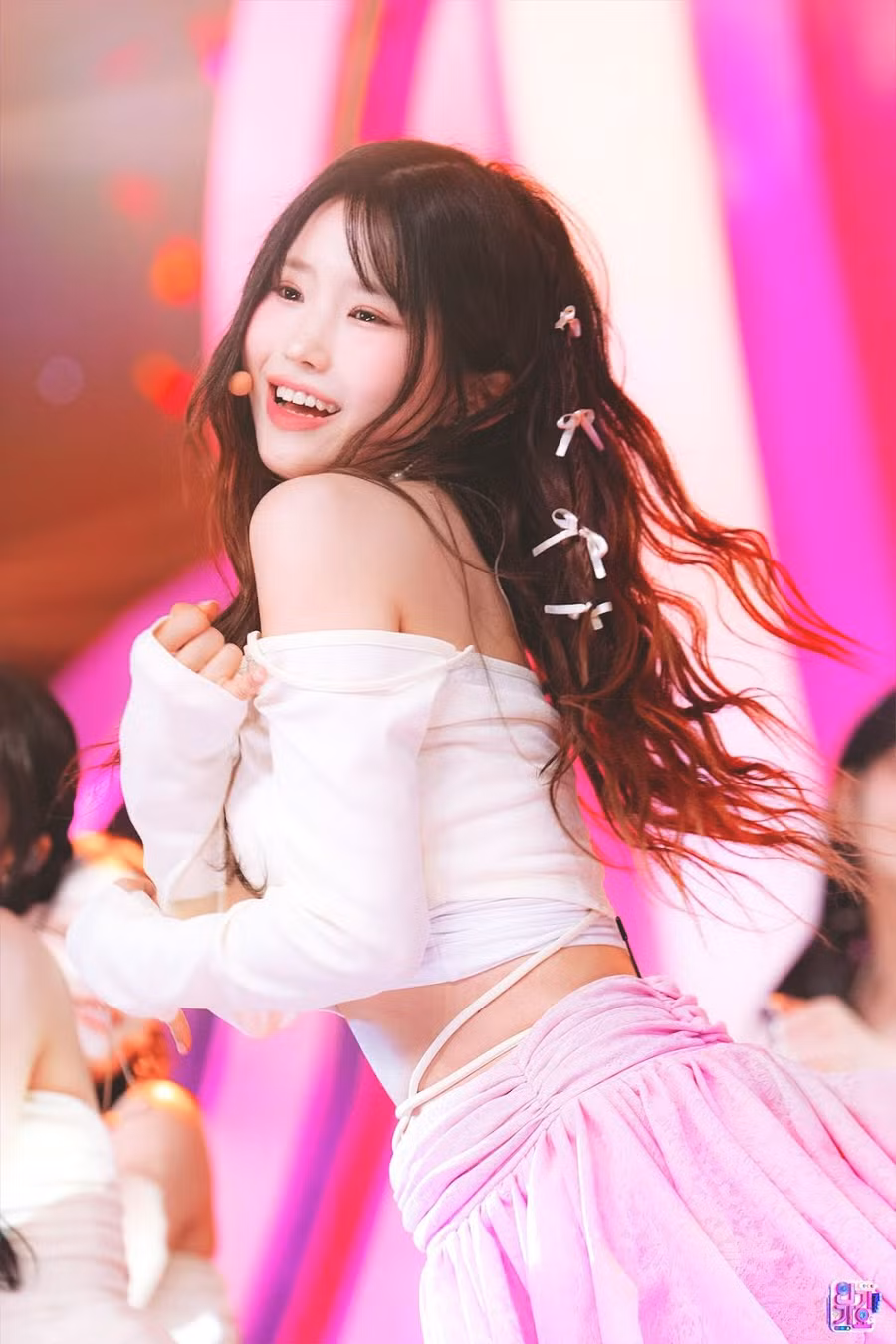 Hayoung (Apink): Cùng với việc là maknae của Apink, Hayoung còn là giọng ca chính và rapper của nhóm.