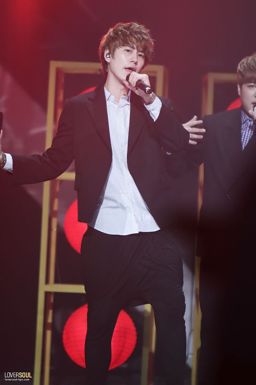 Kyuhyun (Super Junior): Cùng với việc là maknae của Super Junior, Kyuhyun cũng là giọng ca chính của nhóm.