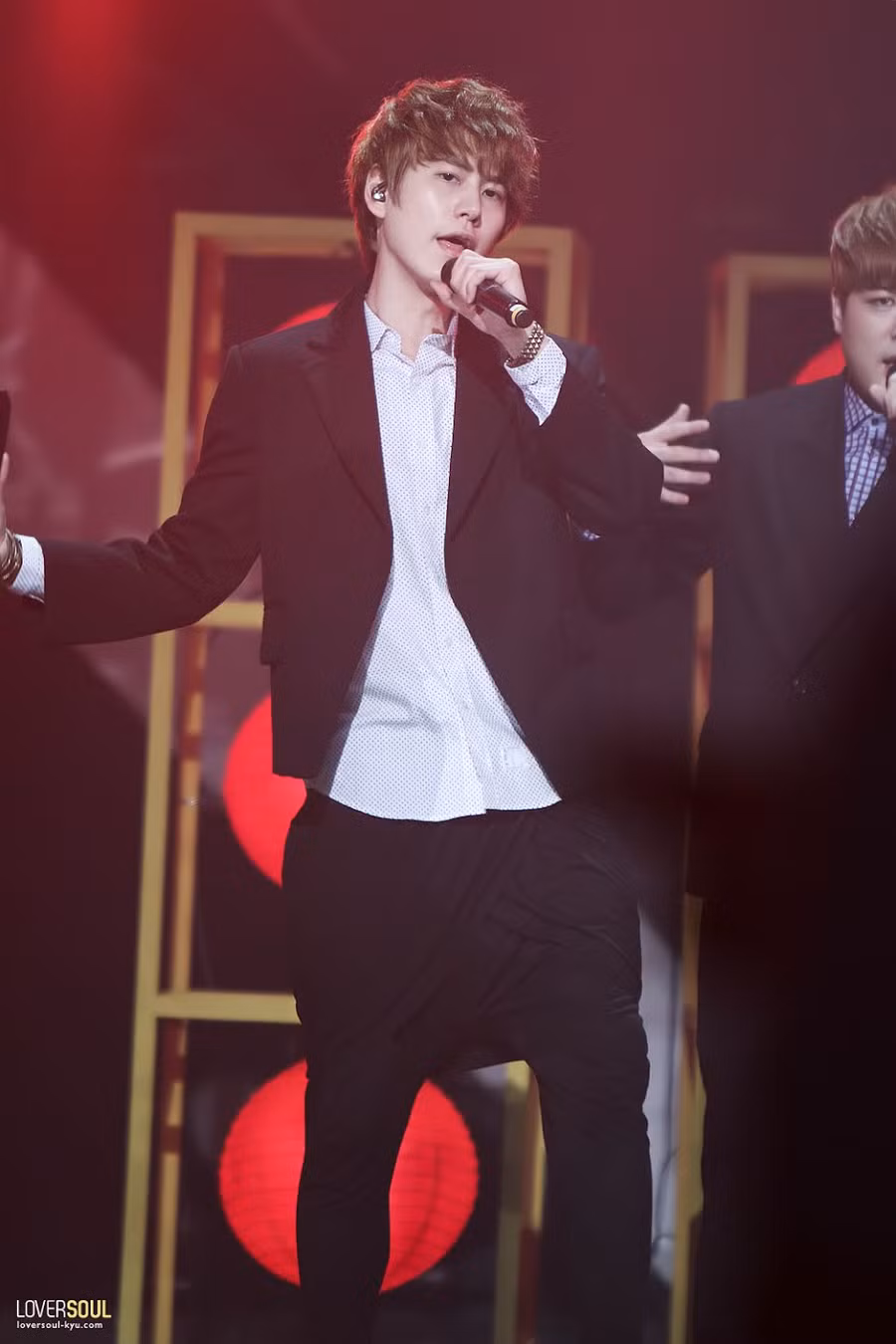 Kyuhyun (Super Junior): Cùng với việc là maknae của Super Junior, Kyuhyun cũng là giọng ca chính của nhóm.