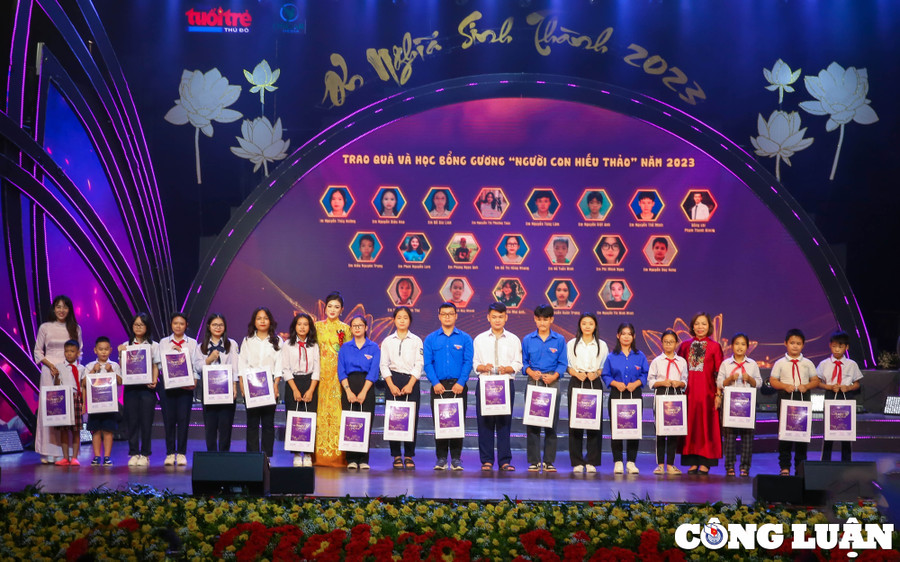 20 suất quà được các nhà tài trợ, đối tác của báo Tuổi trẻ Thủ đô trao tặng học sinh khó khăn, hiếu thảo tại chương trình "Ơn nghĩa sinh thành". 20 suất quà được các nhà tài trợ, đối tác của báo Tuổi trẻ Thủ đô trao tặng học sinh khó khăn, hiếu thảo tại chương trình "Ơn nghĩa sinh thành".