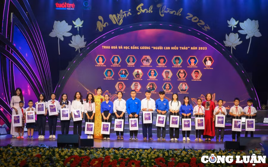 20 suất quà được các nhà tài trợ, đối tác của báo Tuổi trẻ Thủ đô trao tặng học sinh khó khăn, hiếu thảo tại chương trình "Ơn nghĩa sinh thành".