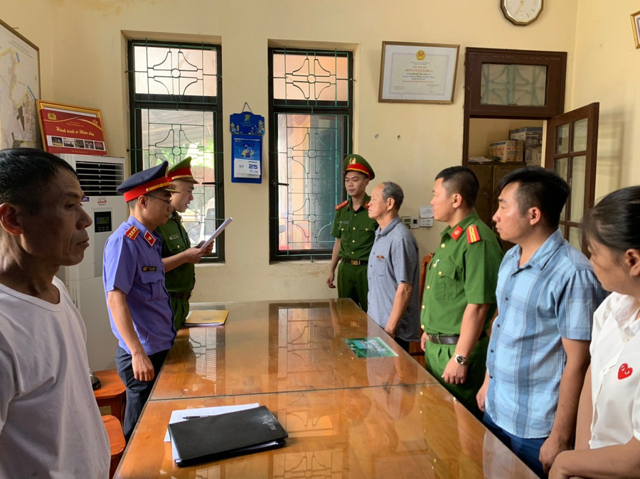 Lực lượng chức năng đọc Lệnh bắt bị can để tạm giam với Phạm Gia Luật, nguyên Giám đốc Sở Lao động Thương binh và Xã hội tỉnh Hà Nam.