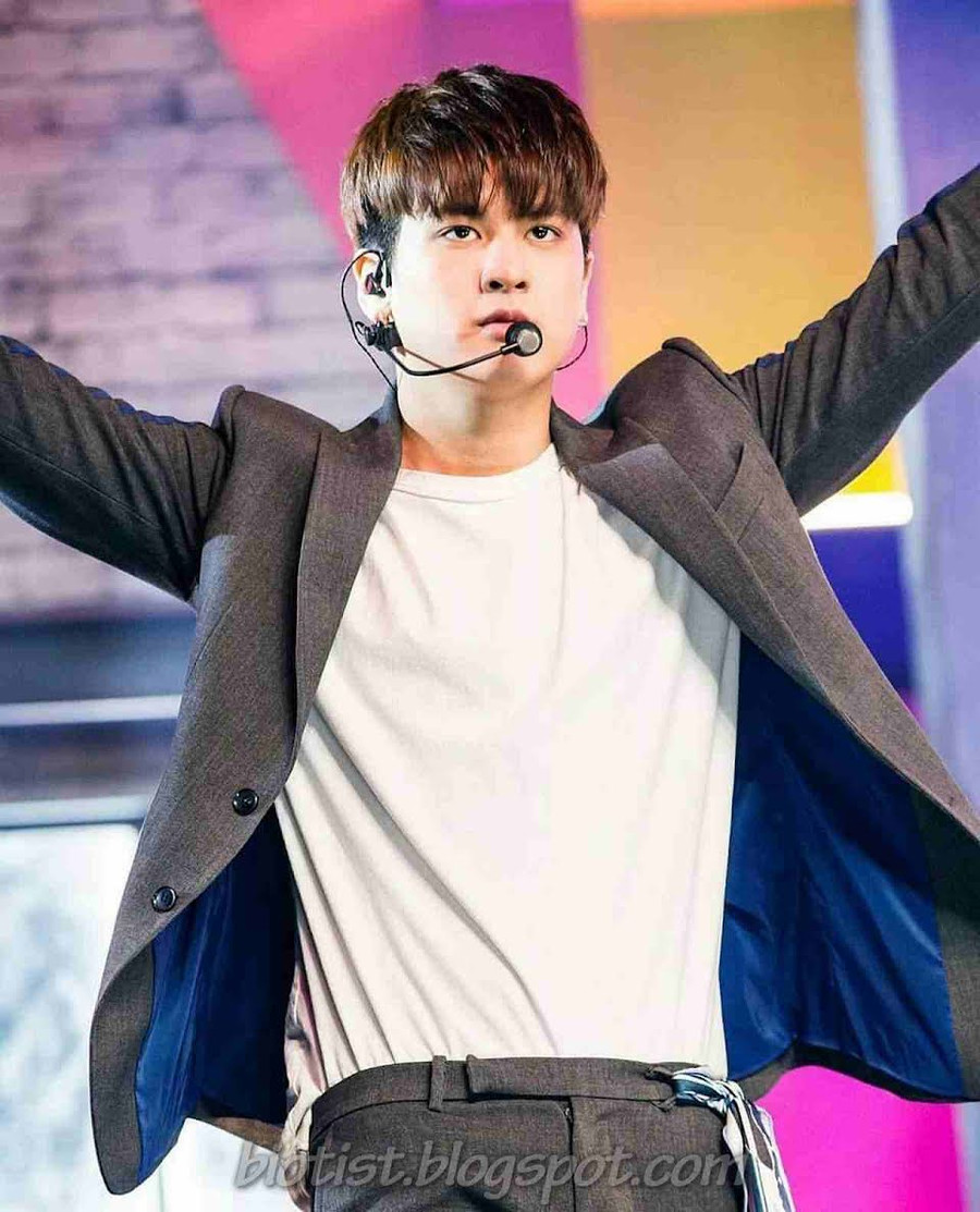 Chan (iKON): Ngoài việc là maknae của iKON, Chan cũng là giọng ca phụ của họ.