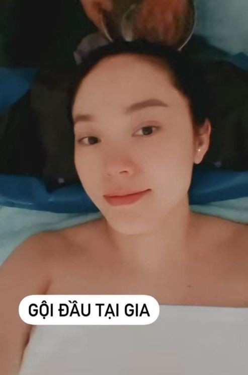 Dù mới sinh quý tử nhưng Minh Hằng vẫn rất xinh đẹp, rạng rỡ. Dù mới sinh quý tử nhưng Minh Hằng vẫn rất xinh đẹp, rạng rỡ.