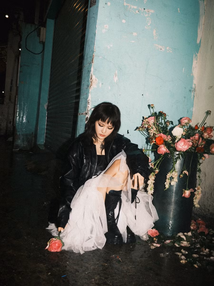 Sau khi MV "Khóc ở trong club" ra mắt, Hiền Hồ vấp phải những phản ứng trái chiều của dư luận. Sau khi MV "Khóc ở trong club" ra mắt, Hiền Hồ vấp phải những phản ứng trái chiều của dư luận.