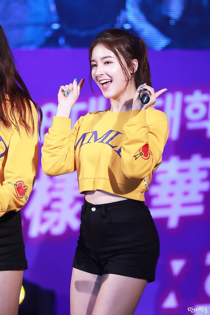Nancy (MOMOLAND cũ): Cùng với việc là maknae của MOMOLAND, Nancy còn là giọng ca chính, vũ công chính của nhóm.