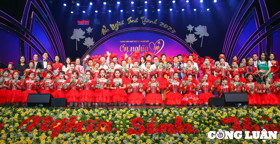 Chụp ảnh lưu niệm cùng Ban Tổ chức chương trình nghệ thuật “Ơn nghĩa sinh thành” 2023. Chụp ảnh lưu niệm cùng Ban Tổ chức chương trình nghệ thuật “Ơn nghĩa sinh thành” 2023.