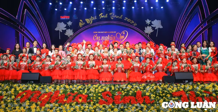 Chụp ảnh lưu niệm cùng Ban Tổ chức chương trình nghệ thuật “Ơn nghĩa sinh thành” 2023.