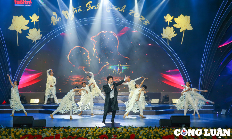 Ca sĩ Tùng Dương biểu diễn ca khúc Mẹ tôi (sáng tác nhạc sĩ Trần Tiến), Cha và con (sáng tác nhạc sĩ Trần Lập). Với phần thể hiện đầy chất tự sự sâu lắng, Tùng Dương đã đưa khán giả đến những cao trào xúc cảm. Ca sĩ Tùng Dương biểu diễn ca khúc Mẹ tôi (sáng tác nhạc sĩ Trần Tiến), Cha và con (sáng tác nhạc sĩ Trần Lập). Với phần thể hiện đầy chất tự sự sâu lắng, Tùng Dương đã đưa khán giả đến những cao trào xúc cảm.