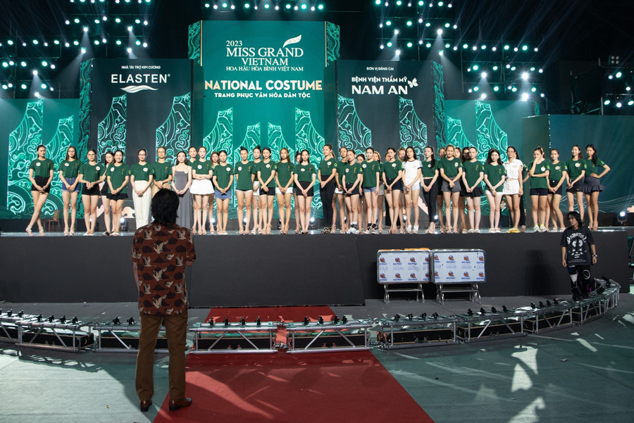 Các thí sinh tập luyện cho đêm diễn National Costume Miss Grand Vietnam 2022. Các thí sinh tập luyện cho đêm diễn National Costume Miss Grand Vietnam 2022.