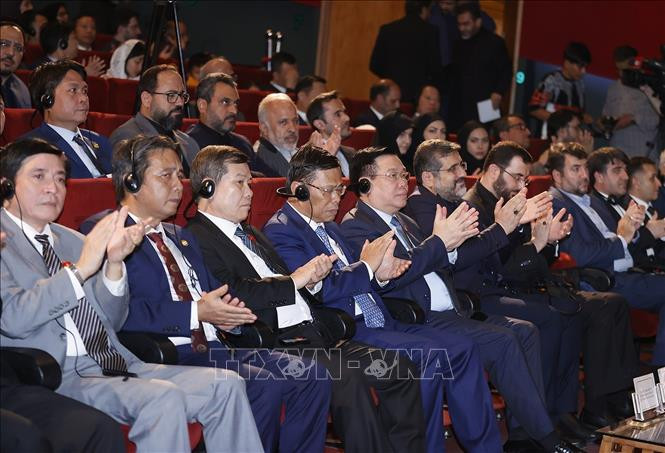 Chủ tịch Quốc hội Vương Đình Huệ và các đại biểu dự khai mạc Tuần lễ Văn hóa Việt Nam tại Iran.