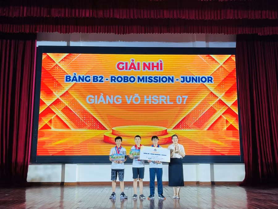 Đội thi Giảng Võ HSRL 07 – Bảng B2 - giành giải Bạc Phạm Tiến Huy Anh lớp 9A5 (bên phải), Nguyễn Như Hoàng Bách lớp 8A2 (ngoài cùng bên trái).